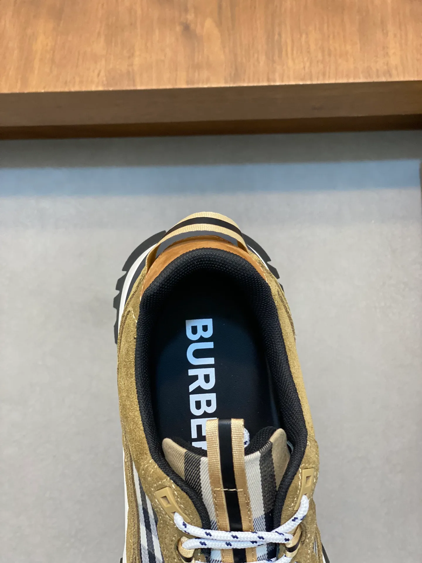 💰660 Burberry 2024🆕Ss men's classic low-cut thick-soled sneakers, made of first-grain cowhide and decorated with the new brand logo. First-layer cowhide foot pads, heel decorated with Burberry letter embossed logo, T men's men's shoes 💰U original outsole! Size: 39-44 (customized at 38.45)